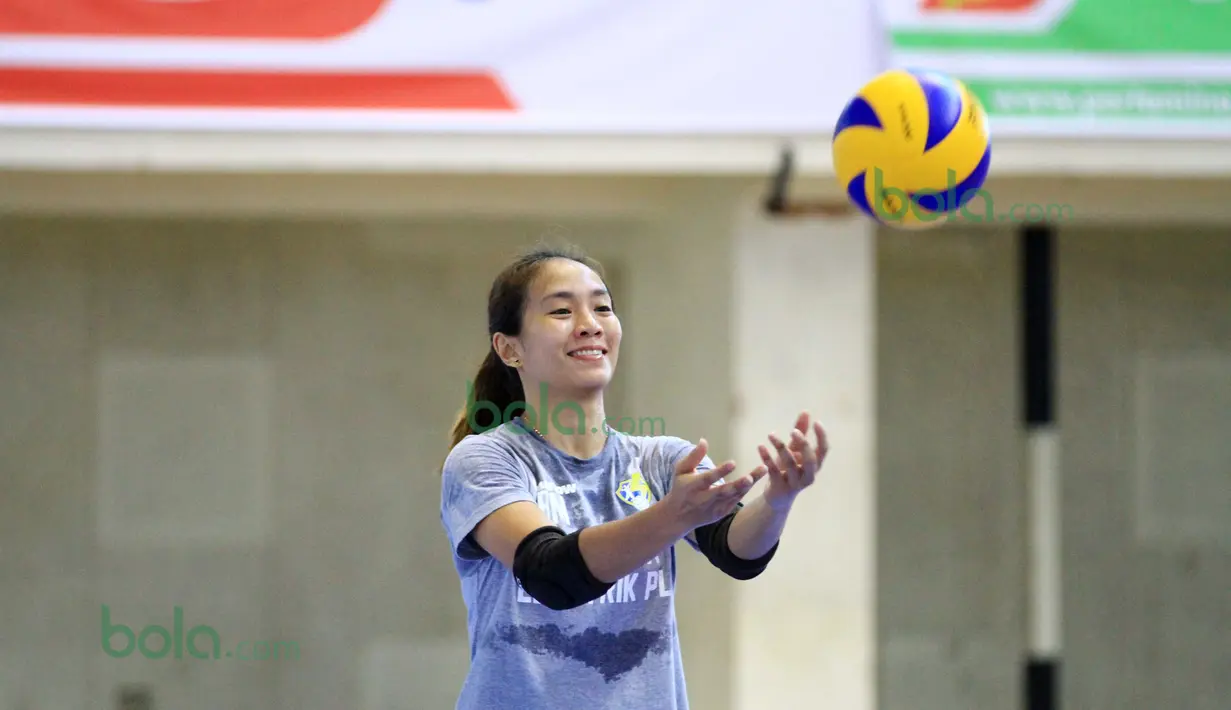 Berlian Marsheilla tetap bersemangat saat berlatih bersama  Jakarta Elektrik PLN pada Lanjutan Proliga 2016 di Gor Ken Arok, Malang, Minggu (21/2/2016). (Bola.com/Nicklas Hanoatubun)