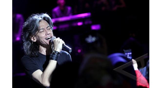 9 Lagu Fariz RM Paling Dikenang Sepanjang Masa - ShowBiz 