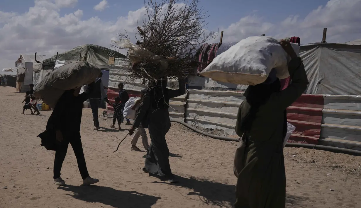 Sebelumnya, militer Israel sudah memberikan perintah kepada warga kota Gaza untuk segera mengungsi ke wilayah selatan lewat selebaran yang disebar melalui jalur udara. (AP Photo/Jehad Alshrafi)