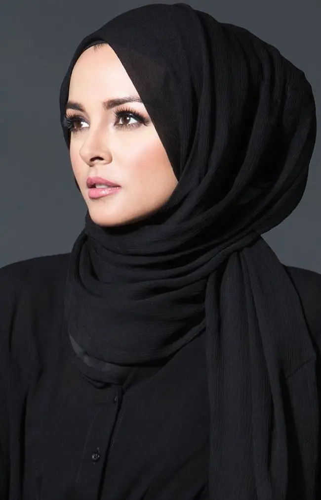 Kulit warna putih cocok memakai hijab warna hitam. (sumber foto: aabcollection.com/pinterest)