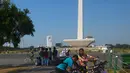 Pengunjung menscan QR Code untuk bisa menggunakan sepeda dari layanan bike sharing di Monas, Jakarta, Jumat (27/7). Cukup mengunduh aplikasi GOWES di Play Store atau App Store untuk dapat menggunakan layanan bike sharing. (Merdeka.com/Imam Buhori)