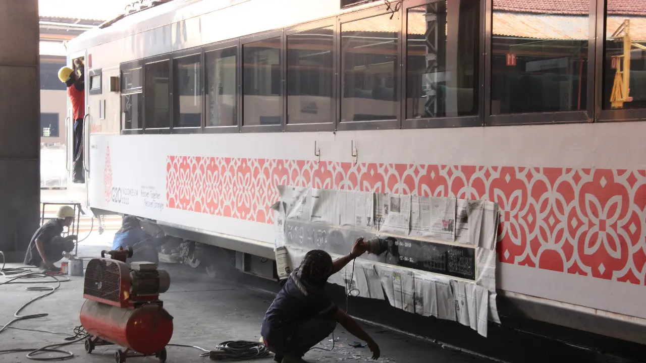 Proses perbaikan gerbong kereta oleh KAI Balai Yasa Surabay Gubeng. (Dian Kurniawan/Liputan6.com).
