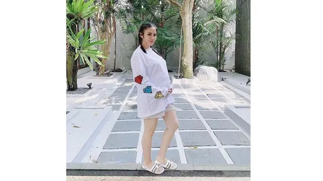 6 Potret Momo Geisha Pamer Baby Bump, Tetap Tampil Menawan