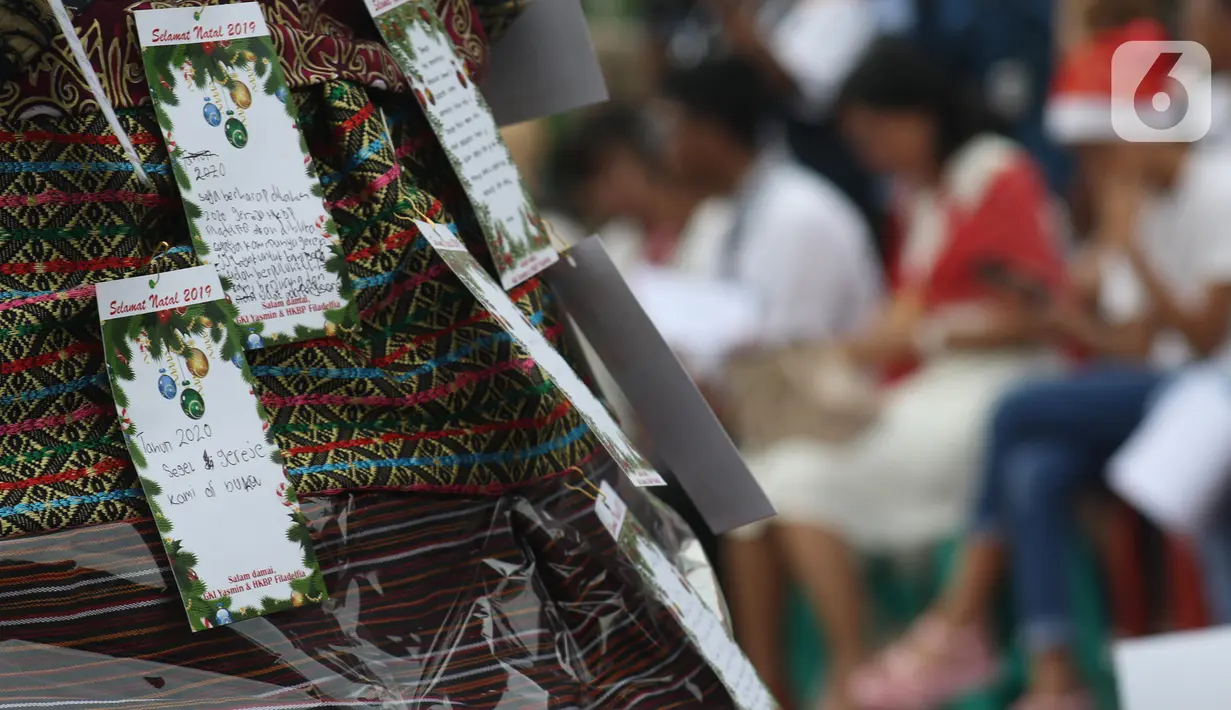 Tulisan pesan dan harapan terpasang di pohon Natal saat jemaat GKI Yasmin Bogor dan HKBP Filadelfia Bekasi melaksanakan misa Natal di Simpang Barat Laut Monas atau depan Istana Negara, Jakarta, Rabu (25/12/2019). Ini adalah misa natal kedelapan yang digelar. (Liputan6.com/Helmi Fithriansyah)