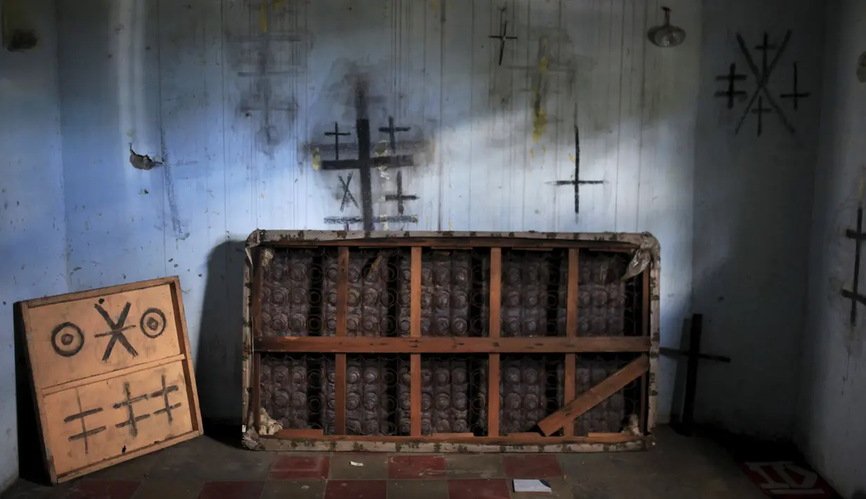Sebuah rumah dipenuhi simbol - simbol yang dibuat geng Mara Salvatrucha di Mejicanos, El Salvador, (9/12). Kepolisian El Salvador akan menghapus semua gambar atau simbol yang dibuat oleh geng Mara Salvatrucha. (REUTERS/Jose Cabezas)