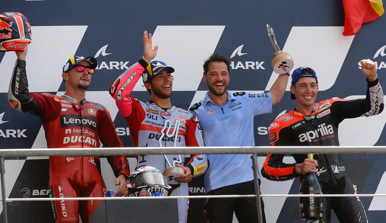 Posisi kedua di MotoGP Prancis ditempati oleh Jack Miller yang merupakan rekan setim Francesco Bagnaia dan tempat ketiga direbut oleh pembalap dari tim Aprilia Factory, Aleix Espargaro. (AFP/Jean-Francois Monier)