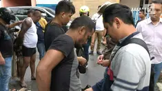 Satnorkoba Polres Metro Jakarta Barat menggeledah 4 rumah di Kampung Ambon Cengkareng jakarta Barat yang diduga menjadi sarang peredaran Narkoba. Polisi menangkap 4 orang yang diduga bandar Narkoba