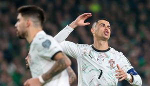 Ekspresi Cristiano Ronaldo saat membela Portugal menghadapi Republik Irlandia pada lanjutan Kualifikasi Piala Dunia 2026. (Paul Faith / AFP)