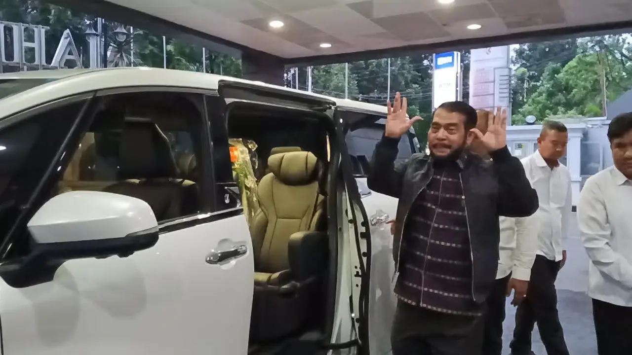 Hakim Konstitusi Anwar Usman saat tiba di Gedung Mahkamah Konstitusi. (Liputan6.com/M Radityo Priyasmoro)