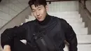 Mengenakan crossbody bag, Son Heung Min menyelaraskan outfitnya dengan bomber jacket dan trainy pants berwarna hitam. Crossbody bag yang dikenakannya merupakan Platoon Sling yang menjadi tas bebas genggaman yang kasual dan bergaya.