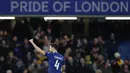 Gelandang Chelsea, Cesc Fabregas, menyapa suporter usai melawan Nottingham Forest pada laga Piala FA di Stadion Stamford Bridge, Sabtu (5/1/). Laga yang dimenangi The Blues dengan skor 2-0 merupakan yang terakhir bagi Fabregas. (AP/Alastair Grant)