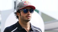 Pebalap Toro Rosso, Carlos Sainz Jr., gencar diberitakan menjadi bidikan Renault untuk balapan F1 musim depan. (Motorsport)