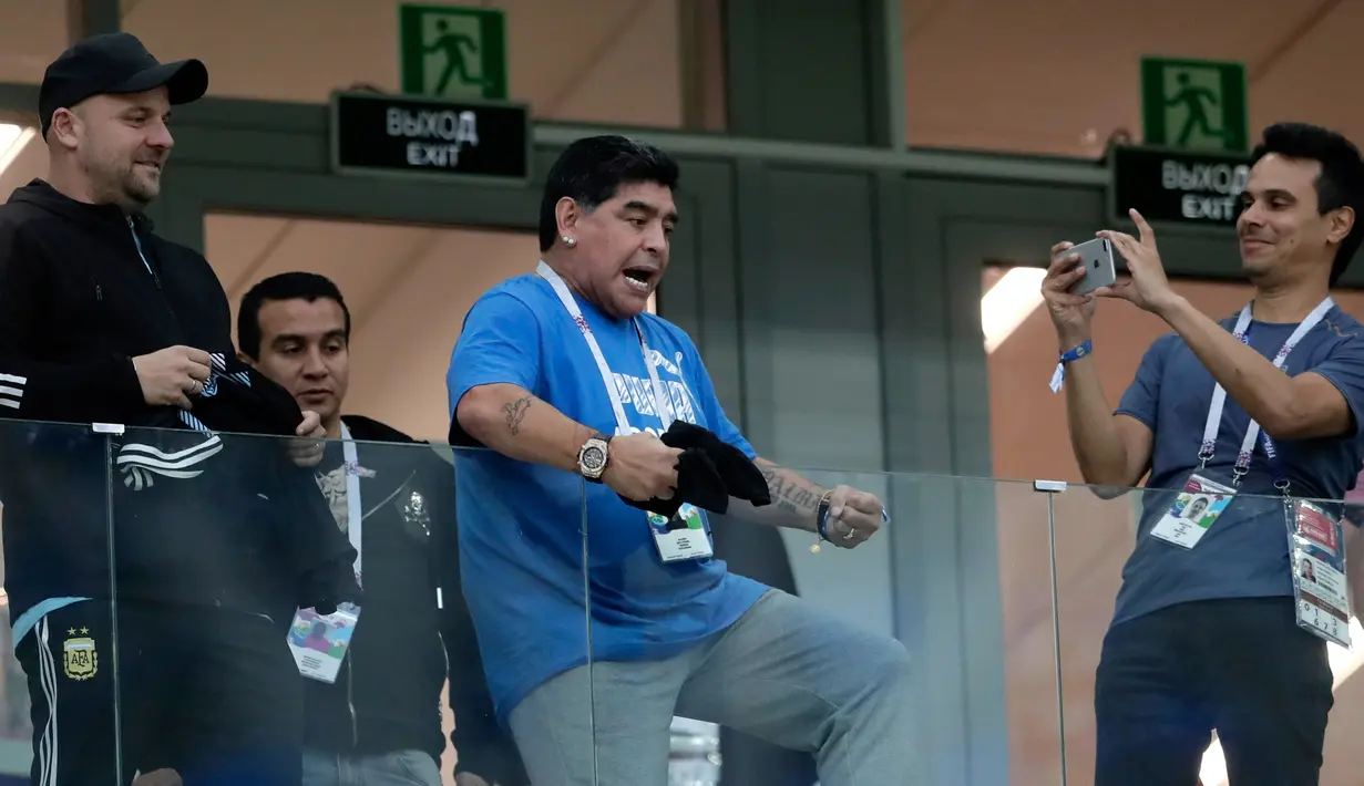 Tingkah mantan bintang sepak bola, Diego Maradona (tengah) saat menyaksikan laga antara Argentina dan Kroasia dalam penyisihan Grup D Piala Dunia 2018 di Nizhny Novgorod Stadium, Nizhny Novgorod, Rusia, Kamis (21/6). (AP Photo/Ricardo Mazalan)