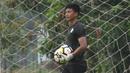 Kiper Persija Jakarta, Gianluca Rossi, saat latihan di Lapangan Sutasoma, Jakarta, Senin (26/3/2018). Macan Kemayoran merekrut kiper Timnas Indonesia U-19 untuk mengisi kuota tambahan. (Bola.com/Asprilla Dwi Adha)