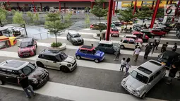Deretan mobil Mini klasik dan terbaru pada Indonesia Mini Day 2018 di QBig BSD, Tangerang, Sabtu (15/12). Ratusan mobil Mini dari berbagai daerah berkumpul menyambut 60 tahun Mini di 2019. (Liputan6.com/Fery Pradolo)