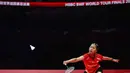 Namun set kedua dan gim penentuan dikuasai Akane Yamaguchi dengan skor 19-21 dan 13-21. Tampak dalam foto, tunggal putri Indonesia, Putri Kusuma Wardani saat bertanding melawan Akane Yamaguchi dari Jepang pada laga kedua fase grup BWF World Tour Finals 2025 di Hangzhou, Zhejiang, China, Kamis (18/12/2025). (Jade Gao/AFP)