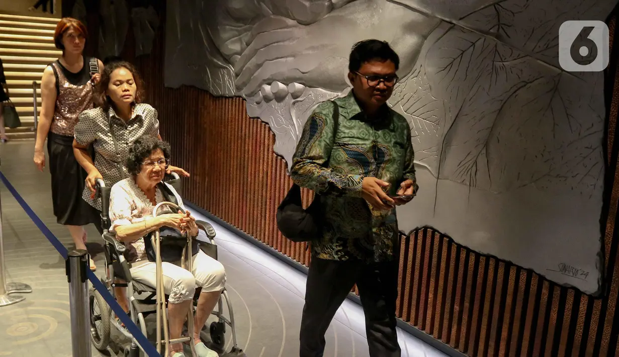 Di sepanjang terowongan, jemaat yang melintas juga bisa menikmati berbagai karya seni yang menghiasi tembok. (Liputan6.com/Herman Zakharia)