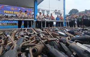 Polres Sukabumi Kota sita ribuan knalpot brong. (Liputan6.com/Fira Syahrin)