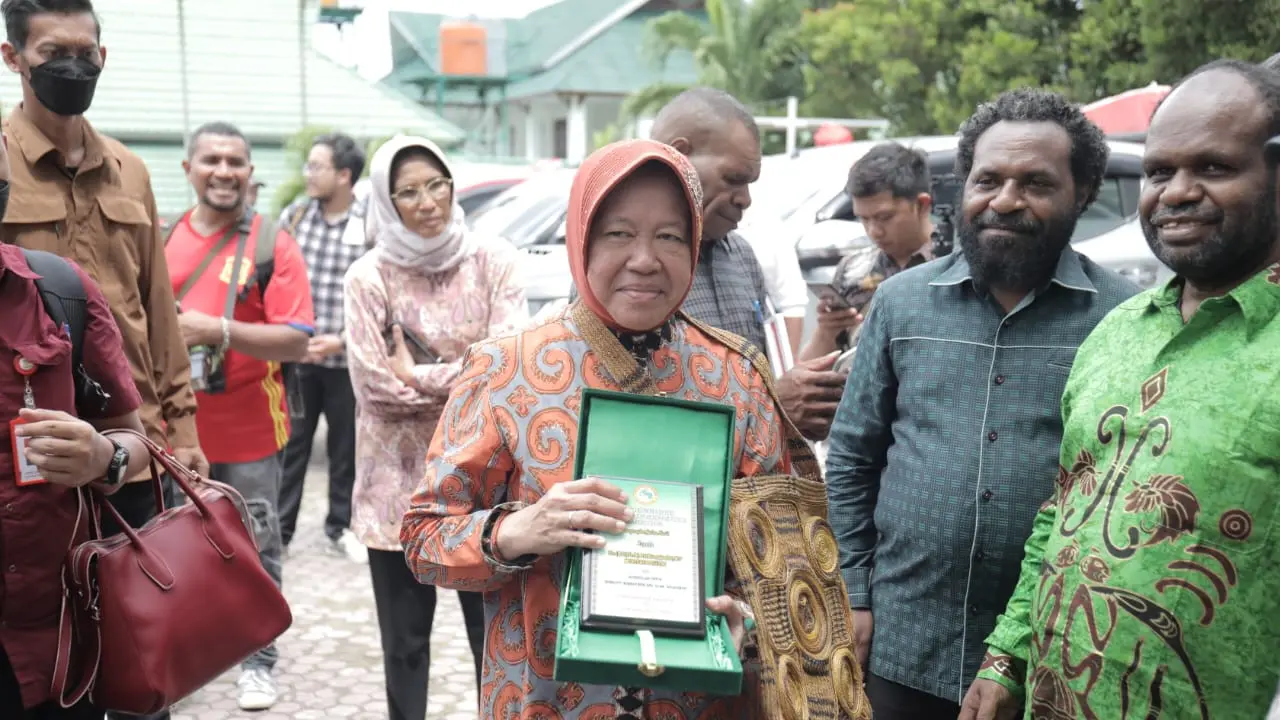 Menteri Sosial, Tri Rismaharini menerima penghargaan masyarakat Papua melalui Gereja Kingmi, Jayapura, Papua (Liputan6.com/Dicky Agung Prihanto)