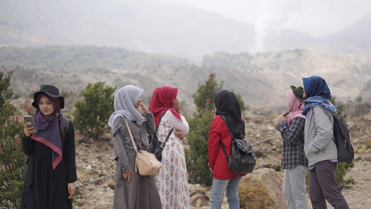 Selain berwisata di alam terbuka yang terkenal dingin dan sejuk tersebut, nampak para pengunjung TWA Papandayan, Garut, Jawa Barat, bisa langsung melakukan akses komunikasi dengan cepat.