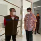 Gubernur Riau Syamsuar meninjau salah satu ruangan laboratorium virus corona sebelum difungsikan. (Liputan6.com/Istimewa/M Syukur)