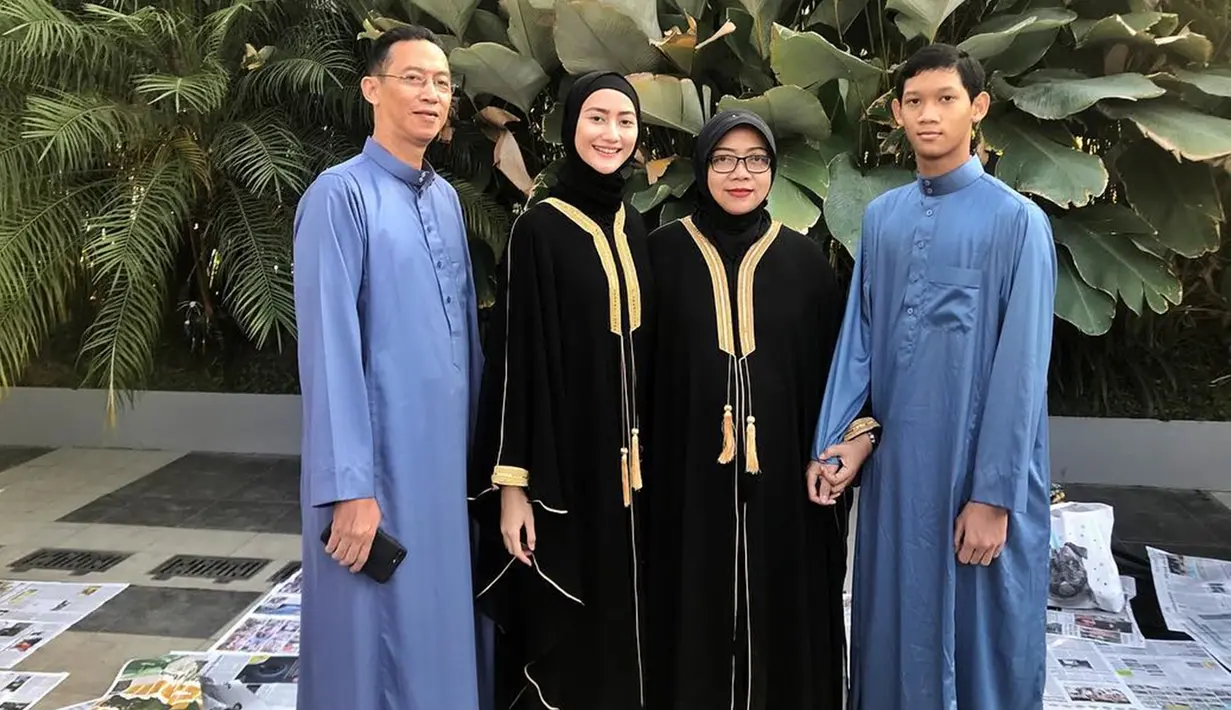 Wanita yang akrab disapa Ayuma ini saat sedang mengenakan pakaian serba tertutup ketika merayakan Hari Raya Idul Fitri tahun lalu. Berpakaian serba hitam, membuat paras cantiknya semakin terpancar. (Liputan6.com/IG/@ayumaulida97)