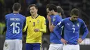 Pemain Italia tampak kecewa usai ditahan imbang Swedia pada laga leg kedua playoff Piala Dunia 2018, di Stadion Giuseppe Meazza, Senin (13/11/2017). Italia bermain imbang 0-0 dengan Swedia. (AFP/Miguel Medina)