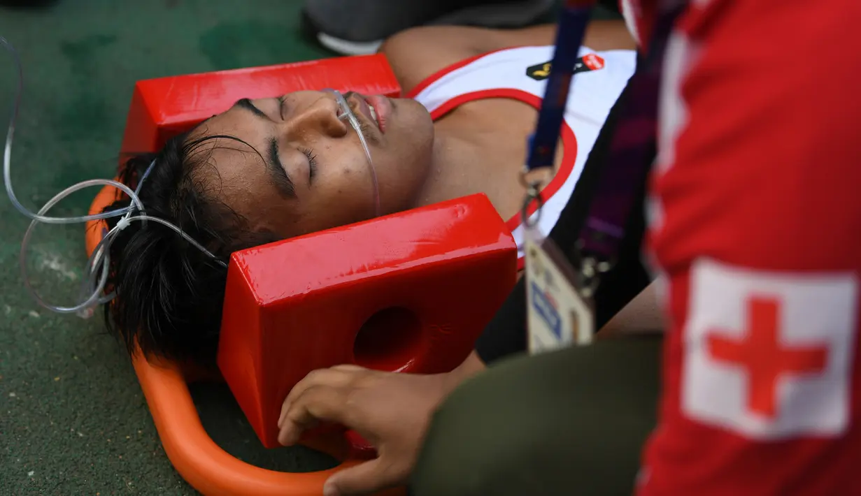 Atlet Indonesia, Bayu Prasetyo mendapat perawatan medis usai perlombaan nomor jalan cepat putra 20 Km Asian Games 2018 di Jakarta, Rabu (29/8). (ANTARA FOTO/INASGOC/Andika Wahyu/mes/18)