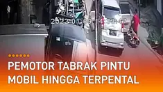 Detik-detik seorang pemotor terpental jatuh ke aspal menabrak pintu mobil yang terbuka sembarangan.