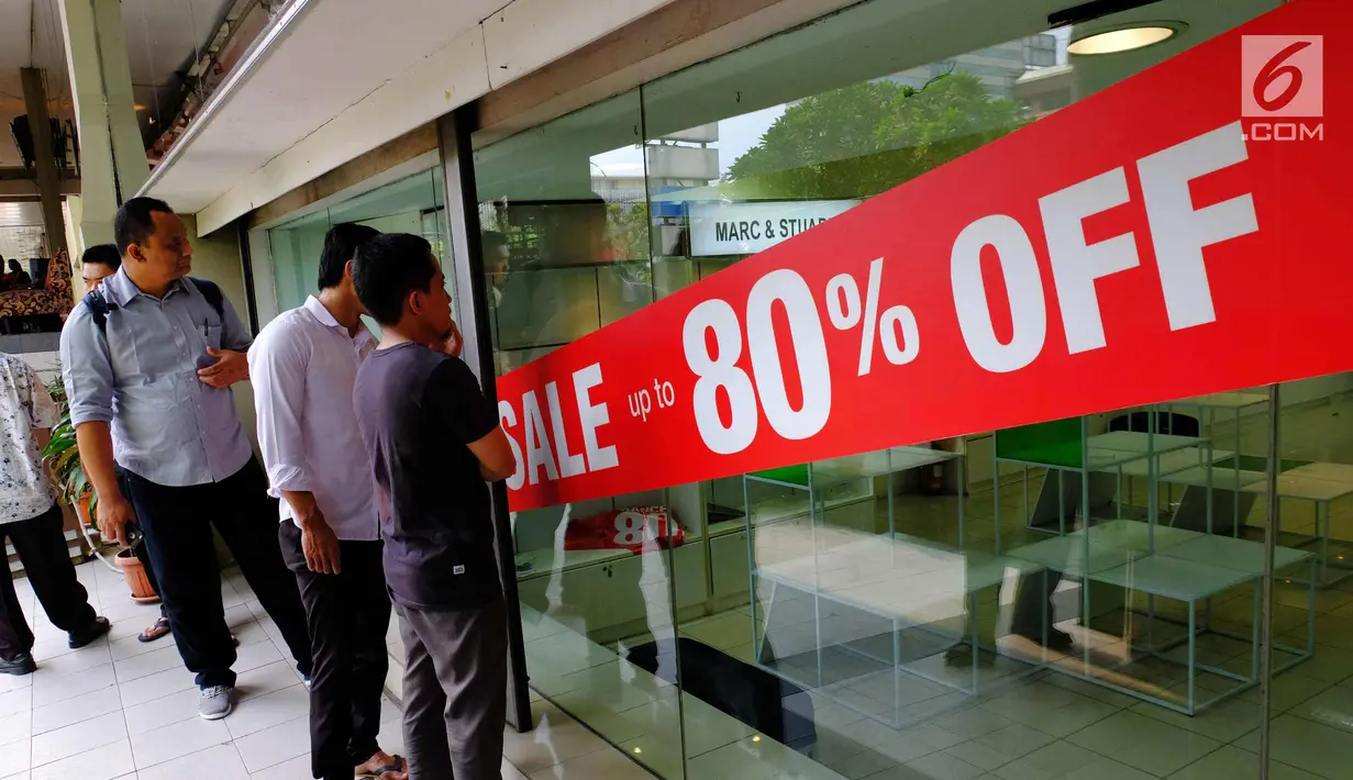Para pengunjung saat berburu diskon besar-besaran di Lotus Department Store, Jl Thamrin, Jakarta, Rabu (25/10). Diskon tersebut untuk mengakhiri beroperasinya Lotus akhir bulan ini. (Liputan6.com/Angga Yuniar)