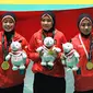 Tim pencak silat seni beregu putri Indonesia, Pramudita Yuristya (kiri), Lutfi Nurhasanah (tengah) dan Gina Tri Lestari (kanan) berpose usai meraih medali emas Asian Games 2018, Jakarta, Rabu (29/8). (ANTARA FOTO/INASGOC/Melvinas Priananda/nak/18)