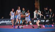 Tim Putri Universitas Pelita Harapan (putih) mengakhiri perlawanan sengit dari Institut Perbanas di babak playoffs (semifinal) Campus League 2026 Basketball Regional Jakarta dengan skor 51-37 di Basketball Court UPH, Tangerang, Sabtu (30/5/2026). (Bola.com/Campus League)