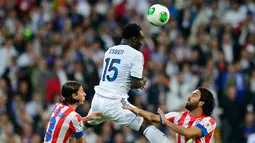 Gelandang Real Madrid, Michael Essien (tengah) berusaha menyundul bola dari kawalan dua pemain Atletico Madrid saat Piala Raja Spanyol di Santiago Bernabeu, Spanyol pada 17 Mei 2013. Essien dikontrak persib selama satu musim. (AFP Photo / JAVIER Soriano)