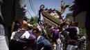 Mikoshi atau tempat suci portabel diayunkan para peserta saat festival Tenno-sai di Kuil Susanoo di Tokyo, Jepang (3/6). Dalam ritual ini, selain upacara di kuil Shinto, mereka juga membawa mikoshi ke jalan-jalan sekitar. (AP Photo / Eugene Hoshiko)