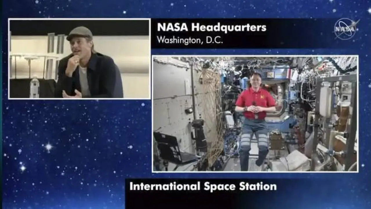 Brad Pitt Wawancara dengan Astronot NASA,