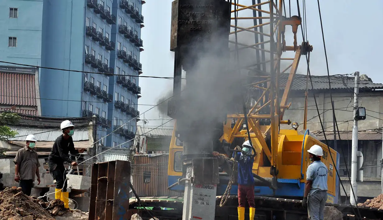 Suasana pemasangan turap di sepanjang kali ciliwung, Jakarta, Rabu (3/9/14). (Liputan6.com/Miftahul Hayat)