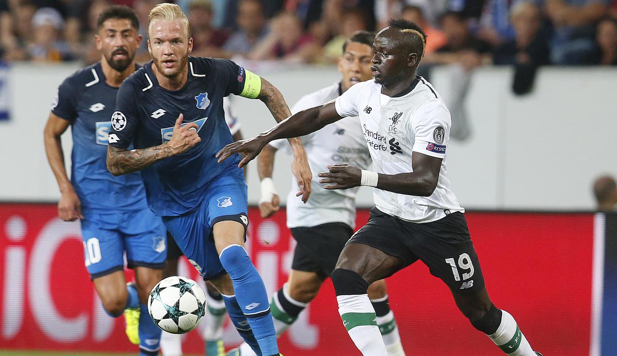 Pemain Hoffenheim, Kevin Vogt (kiri) mengejar bola bersama pemain Liverpool, Said Mane pada kualifikasi Liga Champions di Rhein-Neckar-Arena, Sinsheim, (15/8/2017). Liverpool menang 2-1.  (AP/Michael Probst)