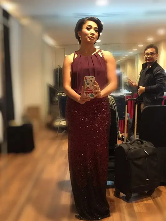 Kemunculan foto itu membuat istri Ikang Fawzi, Marissa Haque menjadi marah. Sumpah serapah Marissa pada Feni Rose dan kru acara tersebut diluapkan melalui intstagramnya. (Instagram/ fenirose)