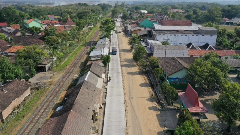 Jalan kabupaten dan kota mendominasi jalan di Indonesia, yakni 82 persen dari total jaringan dengan panjang 433.654,4 km. Saat ini Kementerian PUPR tengah memperbaiki sejumlah jalan daerah yang rusak dan meminta pemda untuk memelihara.