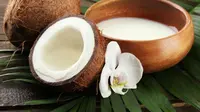 Kelapa tak hanya segar ketika diminum, tapi air kelapa juga bermanfaat untuk kesehatan kulit dan rambut