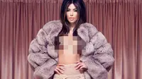 Kim Kardashian tampaknya tak ada kapoknya menjadi sensasi. Foto Kim Kardashian tanpa sehelai kain pun kembali bocor di dunia maya.