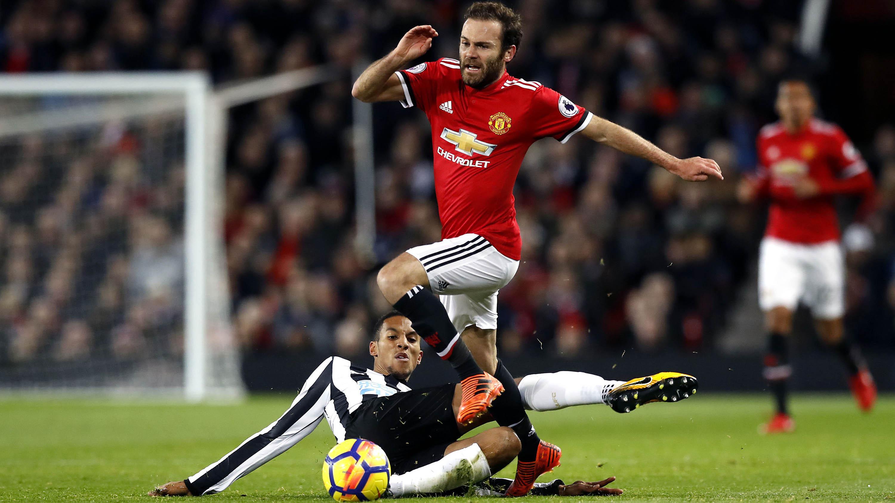 Juan Mata dinilai terlalu lambat. (AP/Martin Rickett)