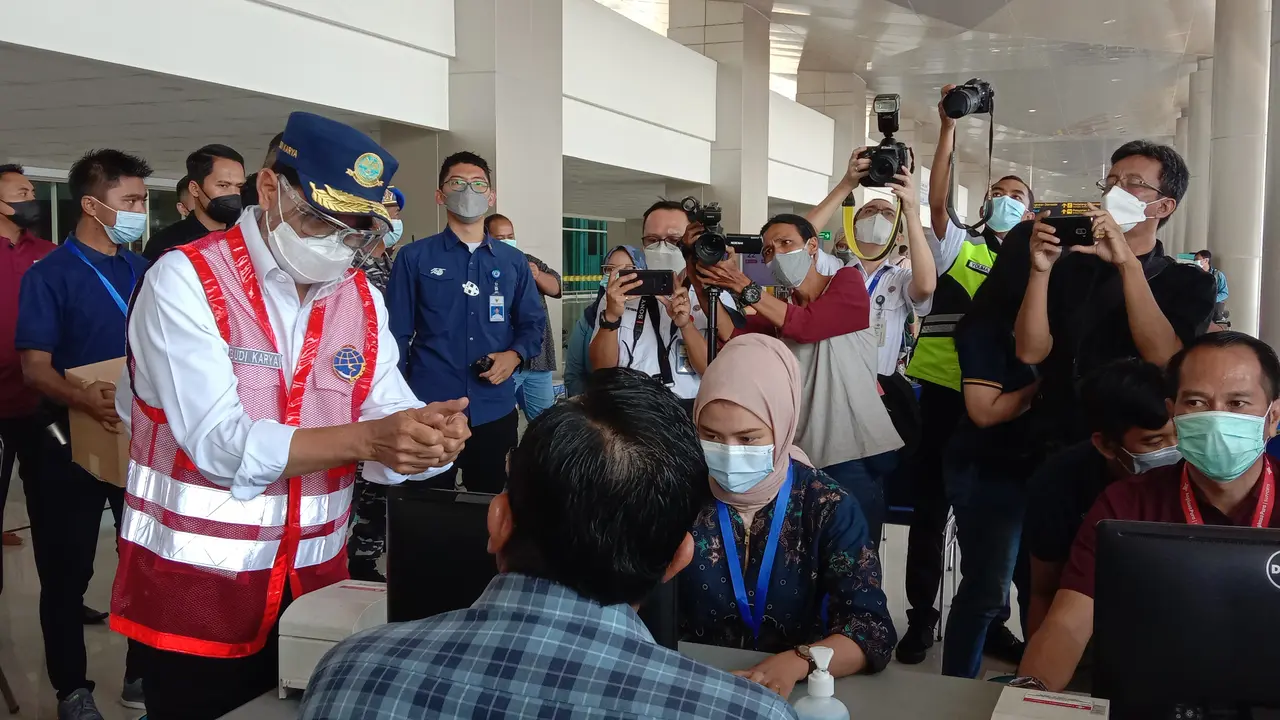 Menhub) Budi Karya Sumadi melakukan pengecekan terhadap implementasi tes GeNose di Bandara Internasional Juanda di Surabaya, Sabtu (24/4/2021)