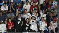 Sekretaris Kabinet, Pramono Anung (kedua kiri) bersama sejumlah menteri kabinet kerja meluapkan ekspresi saat menyaksikan final bulu tangkis putra perseorangan Asian Games 2018 di Istora GBK, Jakarta, Selasa (28/8). (Liputan6.com/Helmi Fithriansyah)