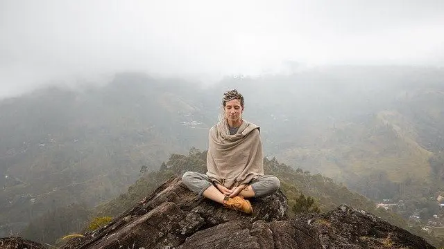 Meditasi. (foto: Pinterest/dailyasiacom).