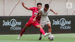 Penyerang Bali United U-18, Rahmat Arjuna Rezki berusaha melewati bek Indonesia All Stars U-20, Fauqa Nurikhsan pada pertandingan IYC 2021 di Jakarta International Stadium, Jakarta, Selasa (19/4/2022). Indonesia All Stars U-20 menang atas Bali United U-18 2-1. (Liputan6.com/Faizal Fanani)