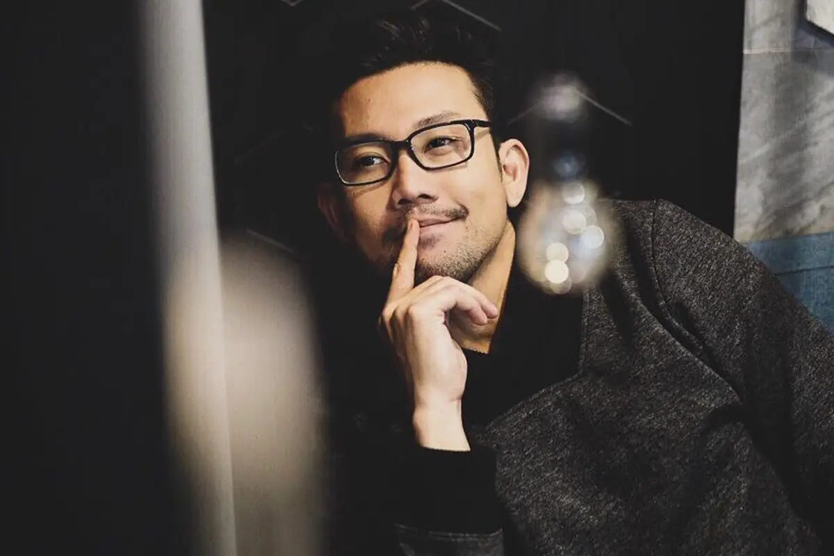 FOTO: Gaya Kasual Danny Sumargo Saat Kenakan Kacamata, Manly Banget