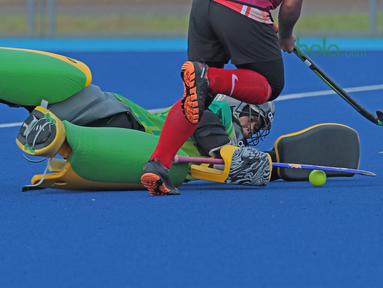 Penjaga gawang Timnas Hoki Putri Indonesia berusaha menghalau bola dari tembakan rekannya saat latihan di Lapangan Hoki, Senayan, Jakarta, Selasa (2/4/2018). Tim Hoki terus melakukan adaptasi lapangan jelang Asian Games 2018. (Bola.com/Nick Hanoatubun)