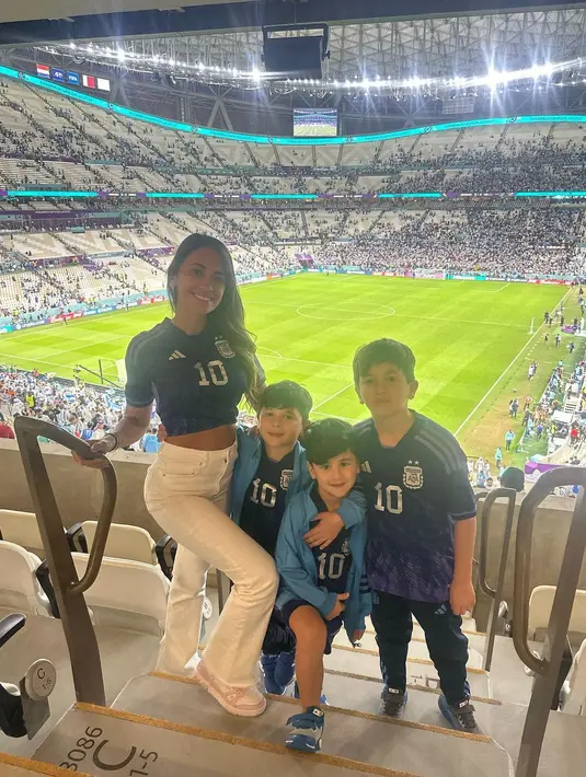 Look nonton piala dunia Roccuzzo lainnya adalah, masih setiap memakai jersey bergaya midriff dengan bawahan celana putih yang chic. [@antonelaroccuzzo]