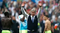 Pelatih Manchester City, Manuel Pellegrini menyapa para suporter usai pertandingan di Stadion Liberty, Inggris (15/5). Pellegrini sukses mengantarkan Manchester City ke posisi empat dan merebut tiket liga Champions. (Reuters / Peter Cziborra)